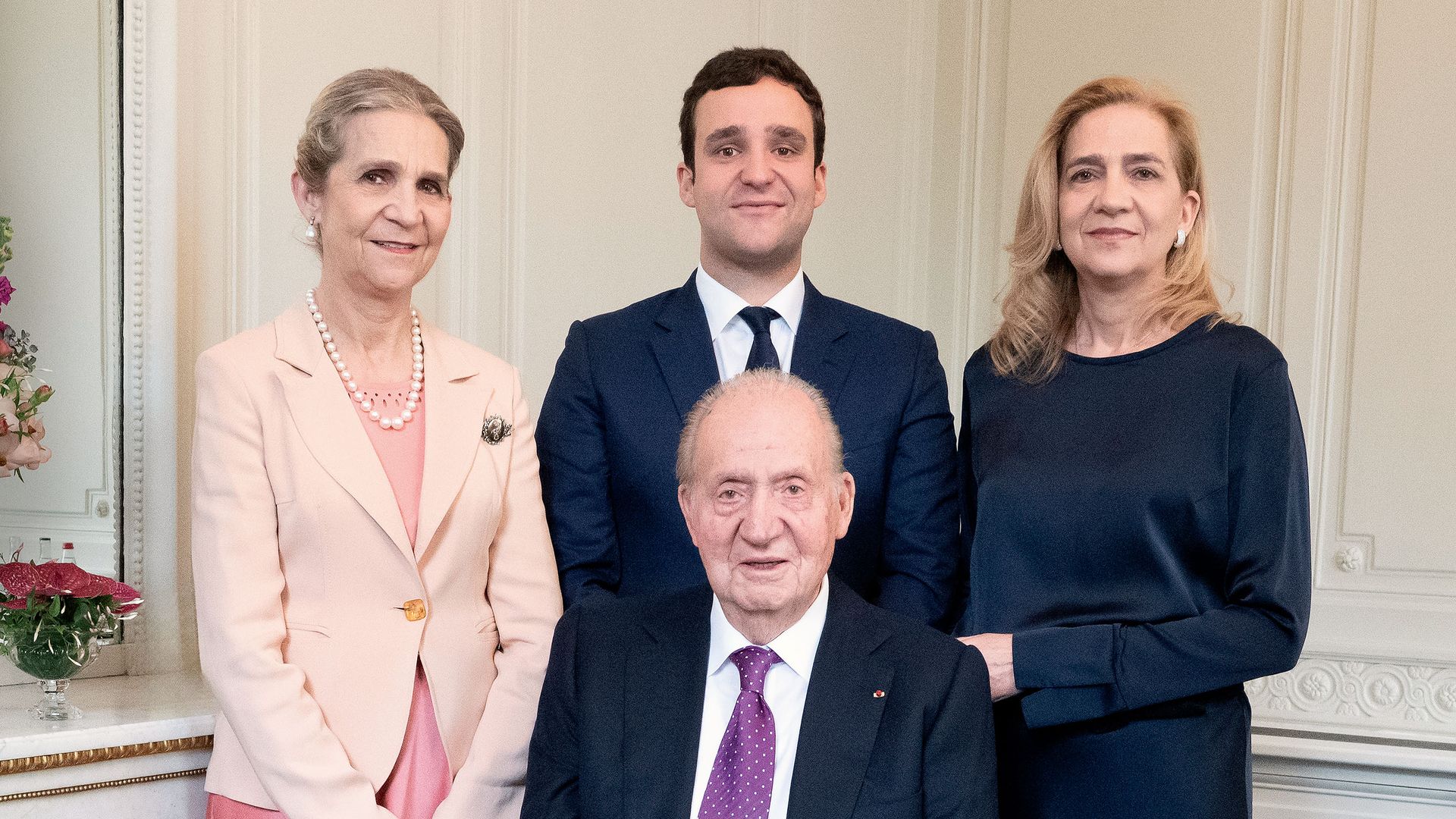 El rey Juan Carlos recibe un homenaje en Parí­s rodeado de sus hijas en la Asamblea Nacional