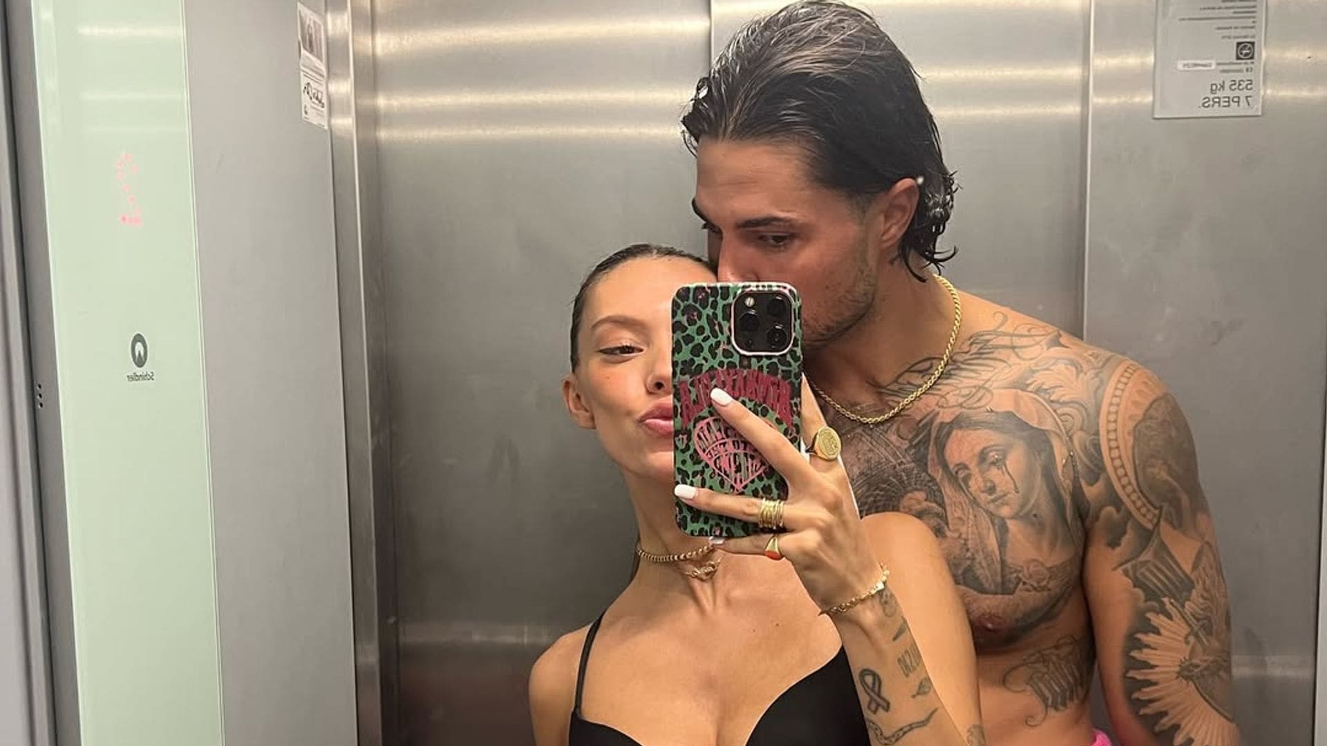 Alejandra Rubio y Carlo Costanzia en el ascensor