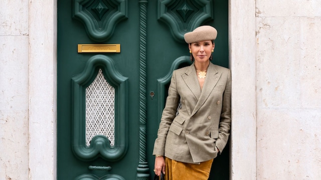 LUGAR FELIZ
Filipa, en las inmediaciones de su apartamento en Lisboa, donde ha empezado una nueva y refrescante etapa de su vida, entregada a su profesión y su pasión por el interiorismo.