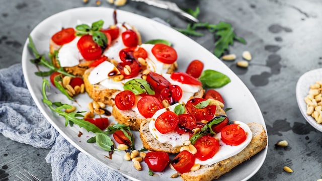 Tostas italianas con mozzarella