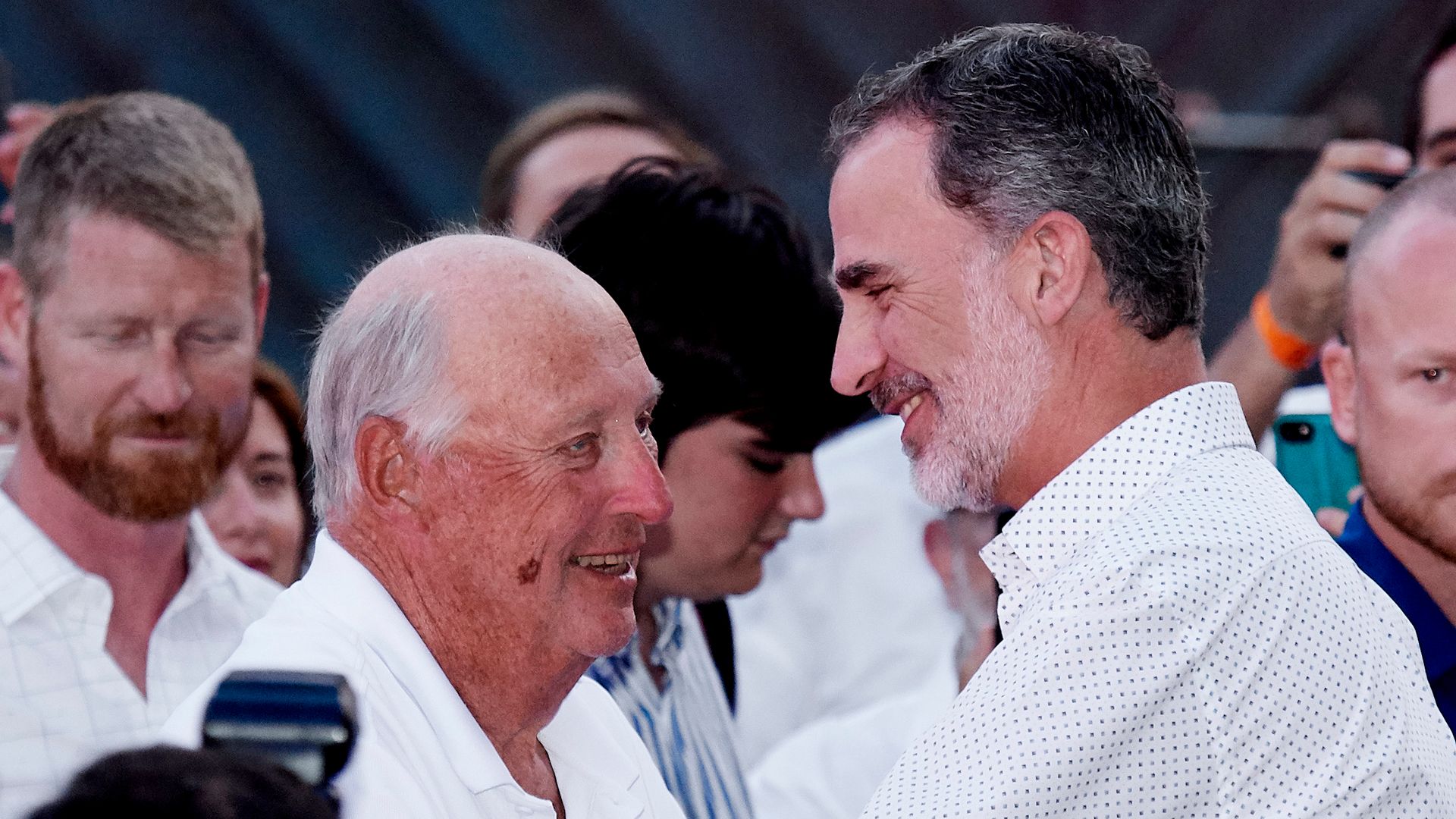 El rey Harald de Noruega junto al rey Felipe VI durante la entrega de premios de la 38ª Copa del Rey Mapfre de vela, celebrada en Palma de Mallorca en agosto de 2019