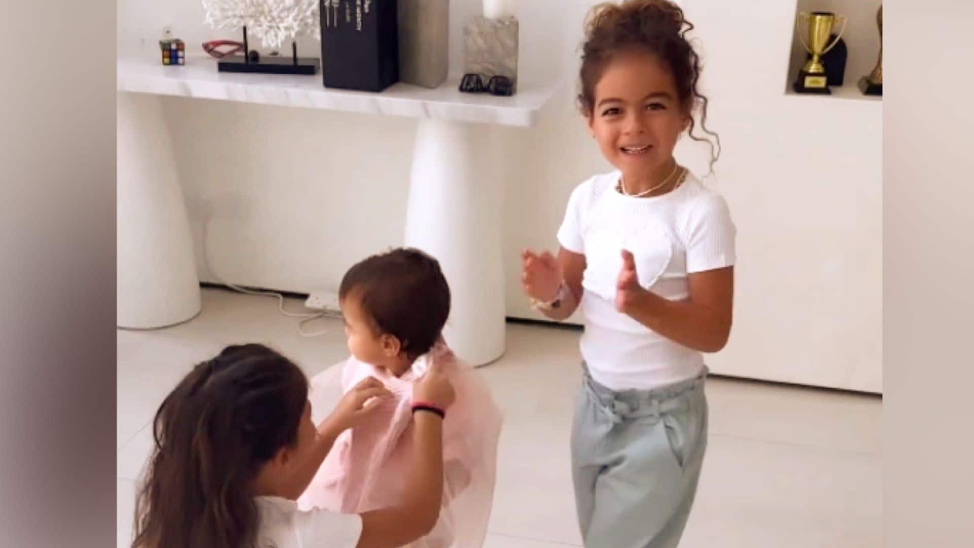 Las imágenes más divertidas de los hijos mayores de Georgina vistiendo a Bella Esmeralda al ritmo de Sebastián Yatra
