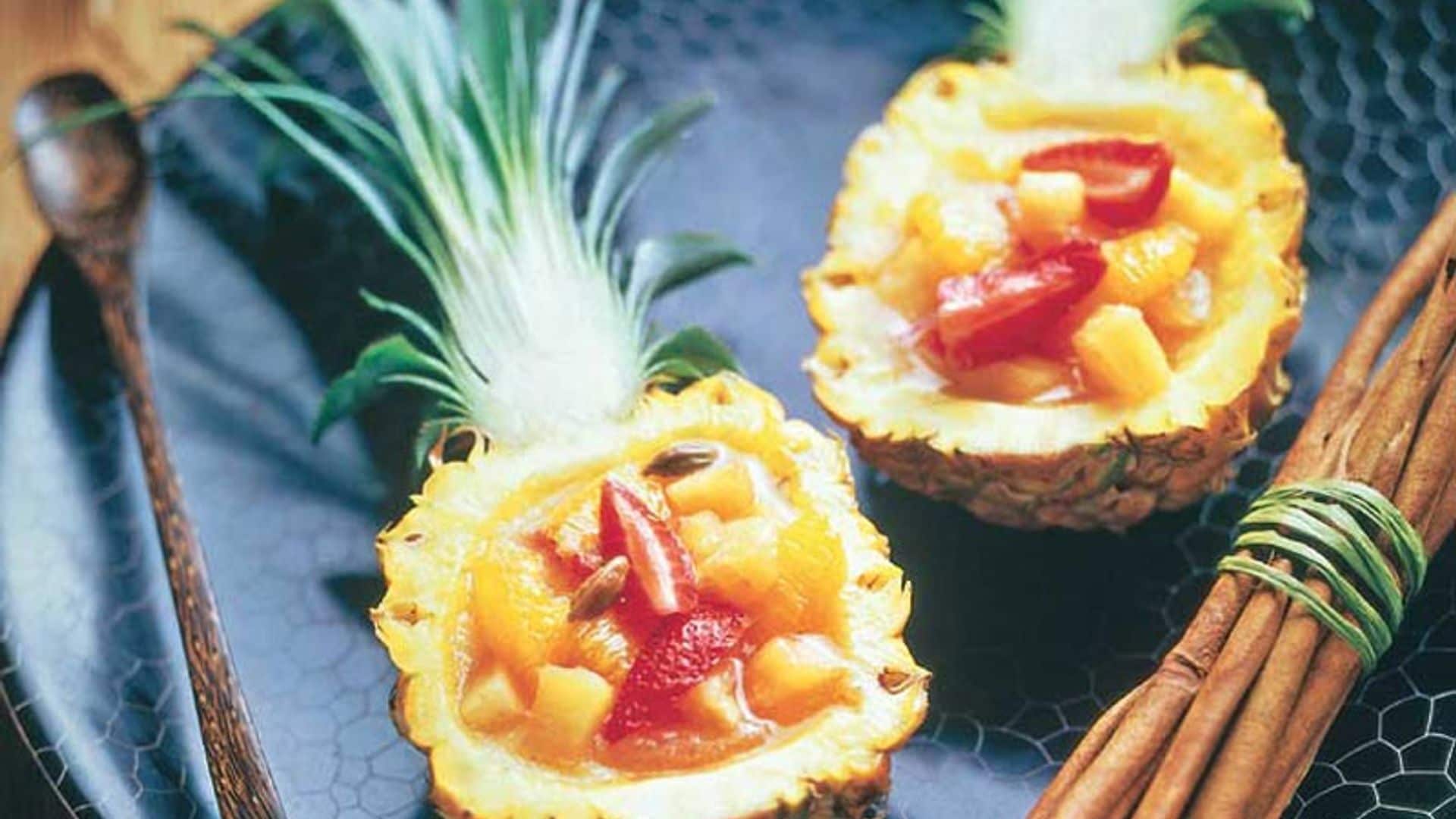 Piña rellena de fresas y mandarinas