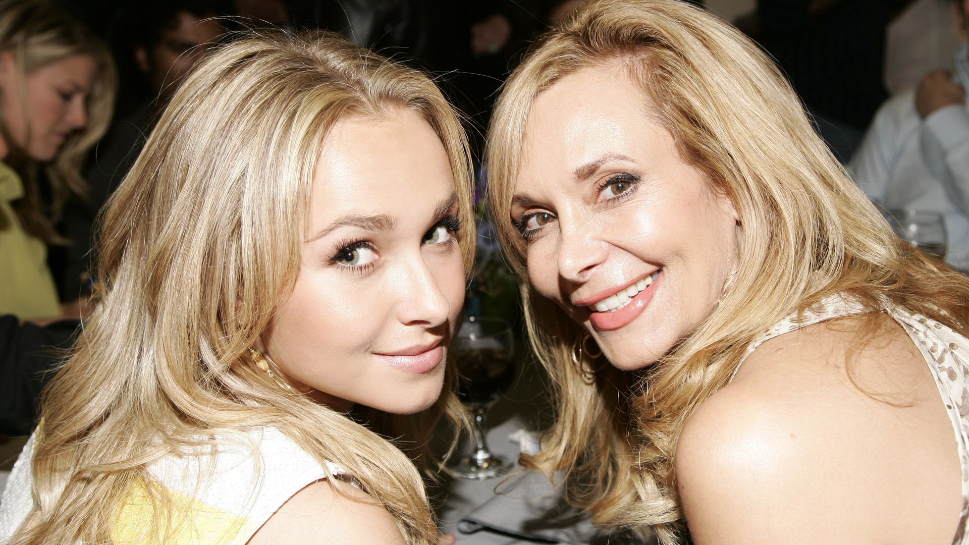 Hayden Panettiere junto a su madre, Lesley Vogel, quien fue también su representante durante buena parte de sus primeros años de carrera