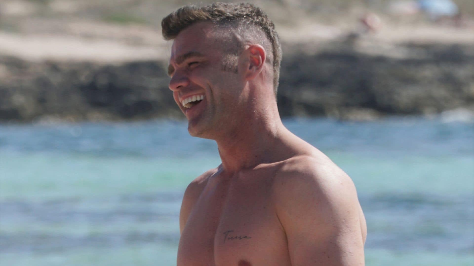 ¿Es Mitch Buchannon? No, es Fonsi Nieto luciendo musculitos ante la atenta mirada de su mujer