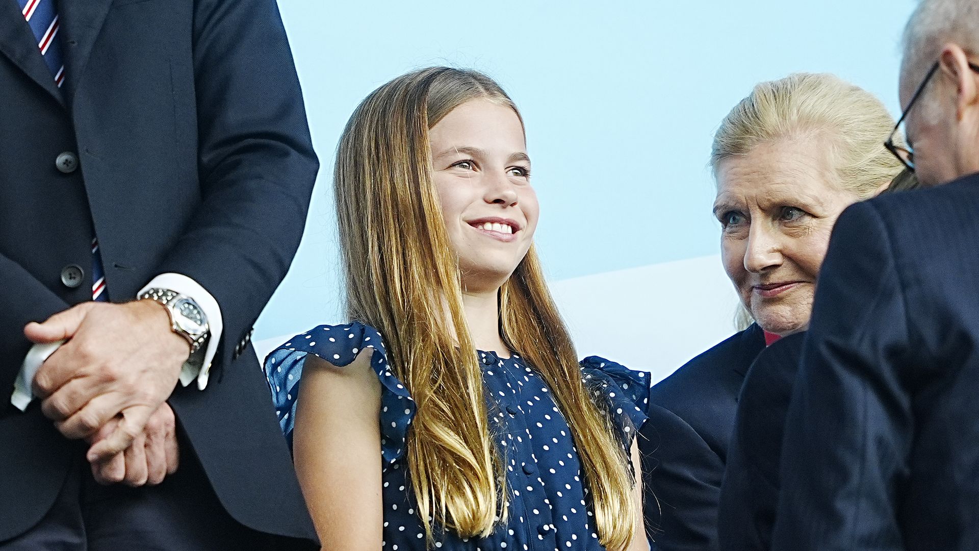 La princesa Charlotte brilla en Suiza con un vestido que conecta con Kate Middleton... ¡y Jennifer Lopez!