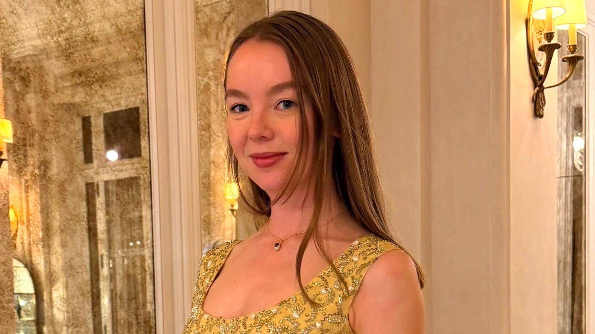 Alexandra de Hannover rescata el vestido dorado 'vintage' que su abuela Grace Kelly llevó en la preboda de los reyes Juan Carlos y Sofía hace 6 décadas