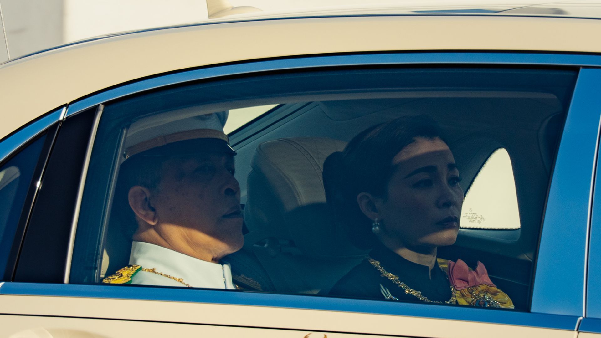 El rey Vajiralongkorn y la reina Suthida lideran el cortejo fúnebre de la princesa Bajrakitiyabha