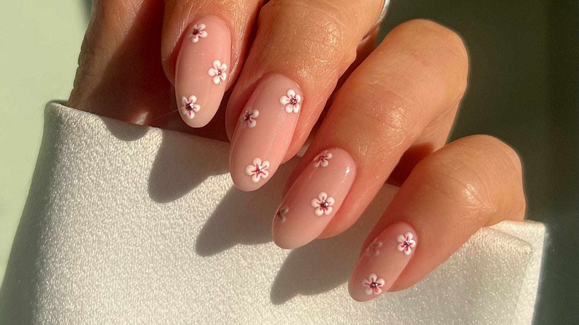 ‘Daisy nails’: cómo llevar la manicura floral más deseada de la temporada
