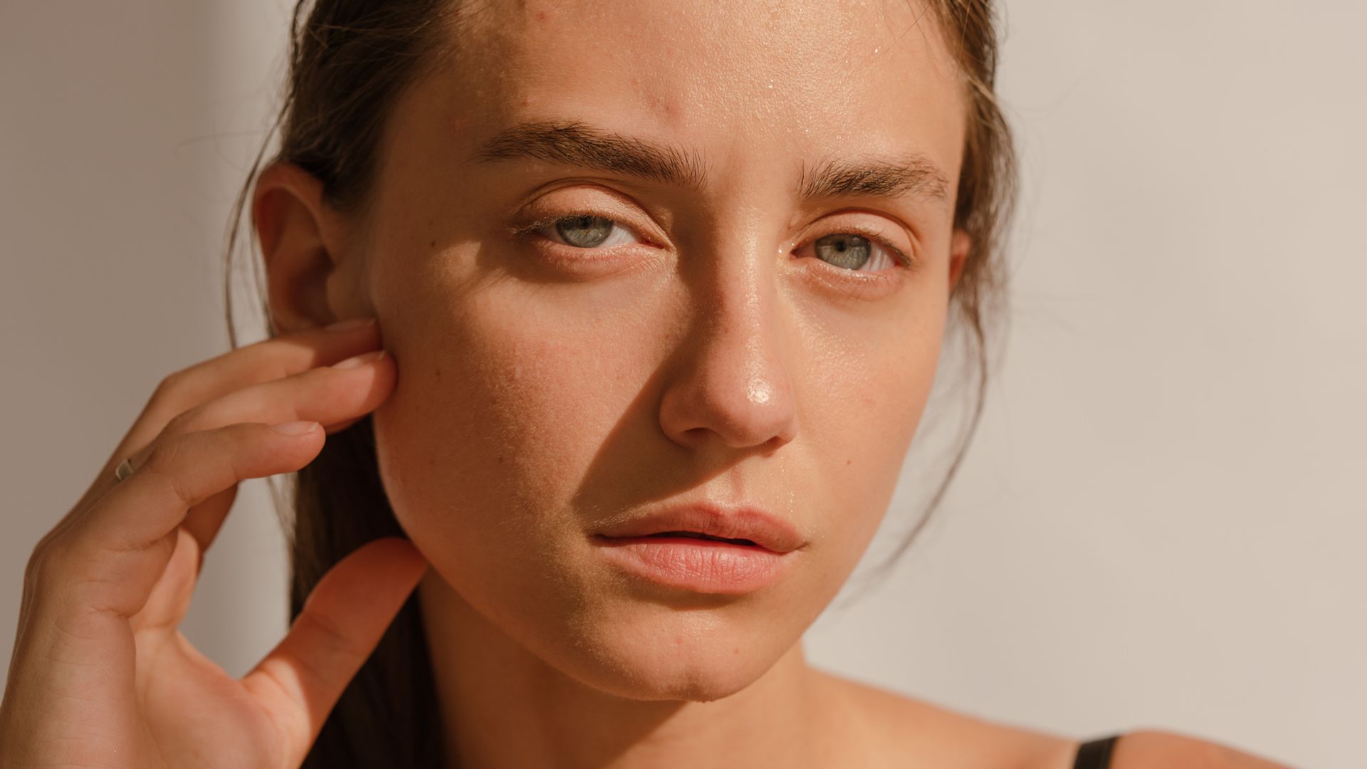 Rostro de mujer con ojos verdes sin maquillaje