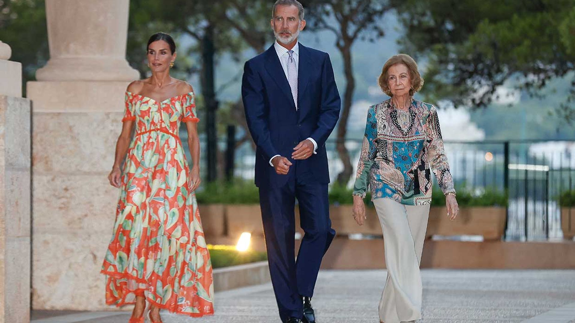 Los Reyes, junto a doña Sofía, reciben a la sociedad balear por primera vez en el Palacio de Marivent