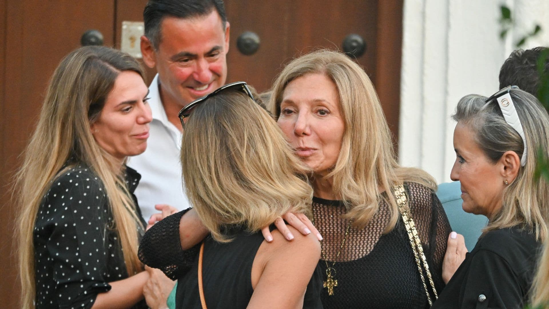 Maribel Yébenes y su hija Myriam reciben el apoyo de numerosos amigos en una emotiva misa funeral a Antonio García-Ordóñez