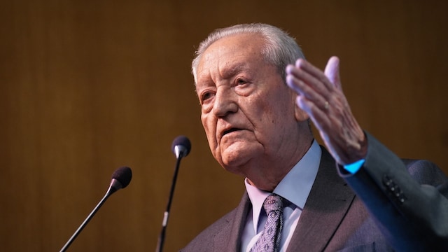 Plano medio de Rafael Escuredo dando un discurso en una conferencia
