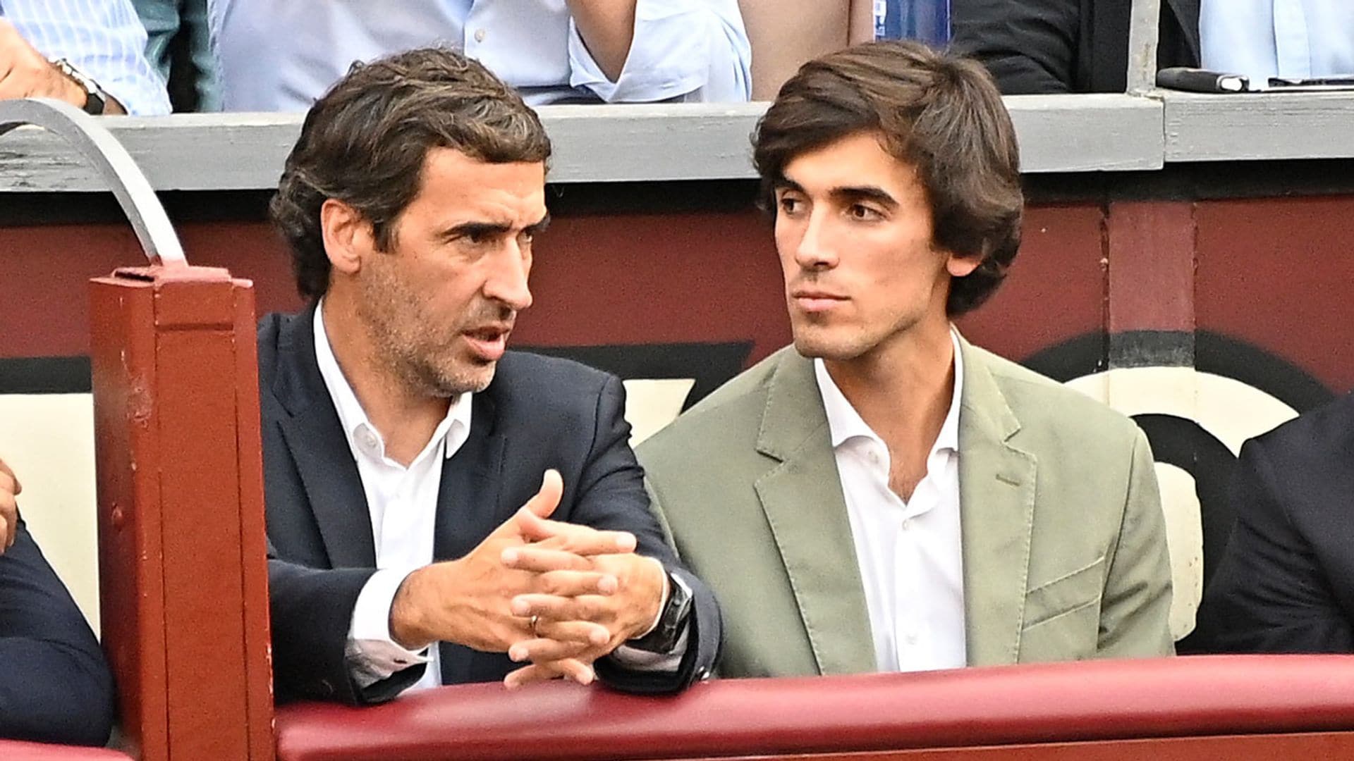 Raúl González y Juan del Val, en los toros con sus respectivos hijos