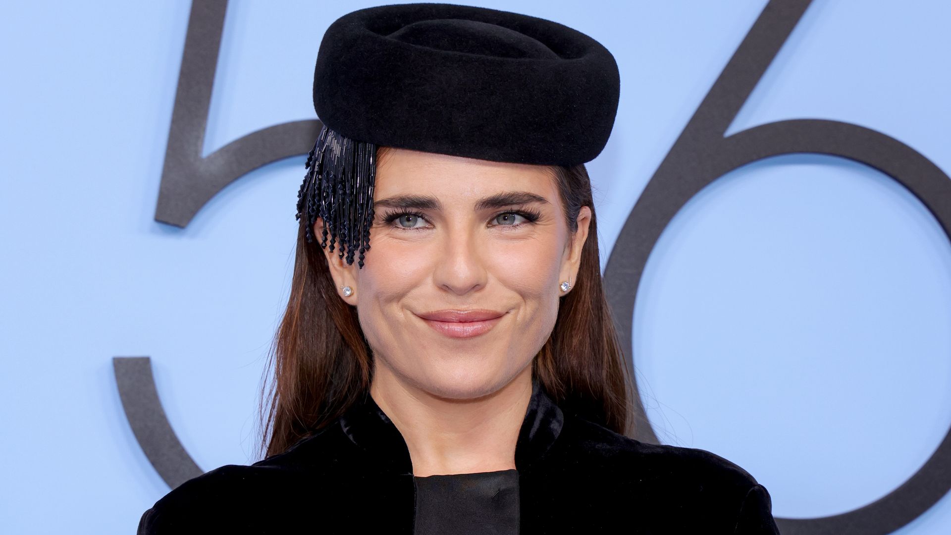 Karla Souza lleva el accesorio que promete conquistar el 2026