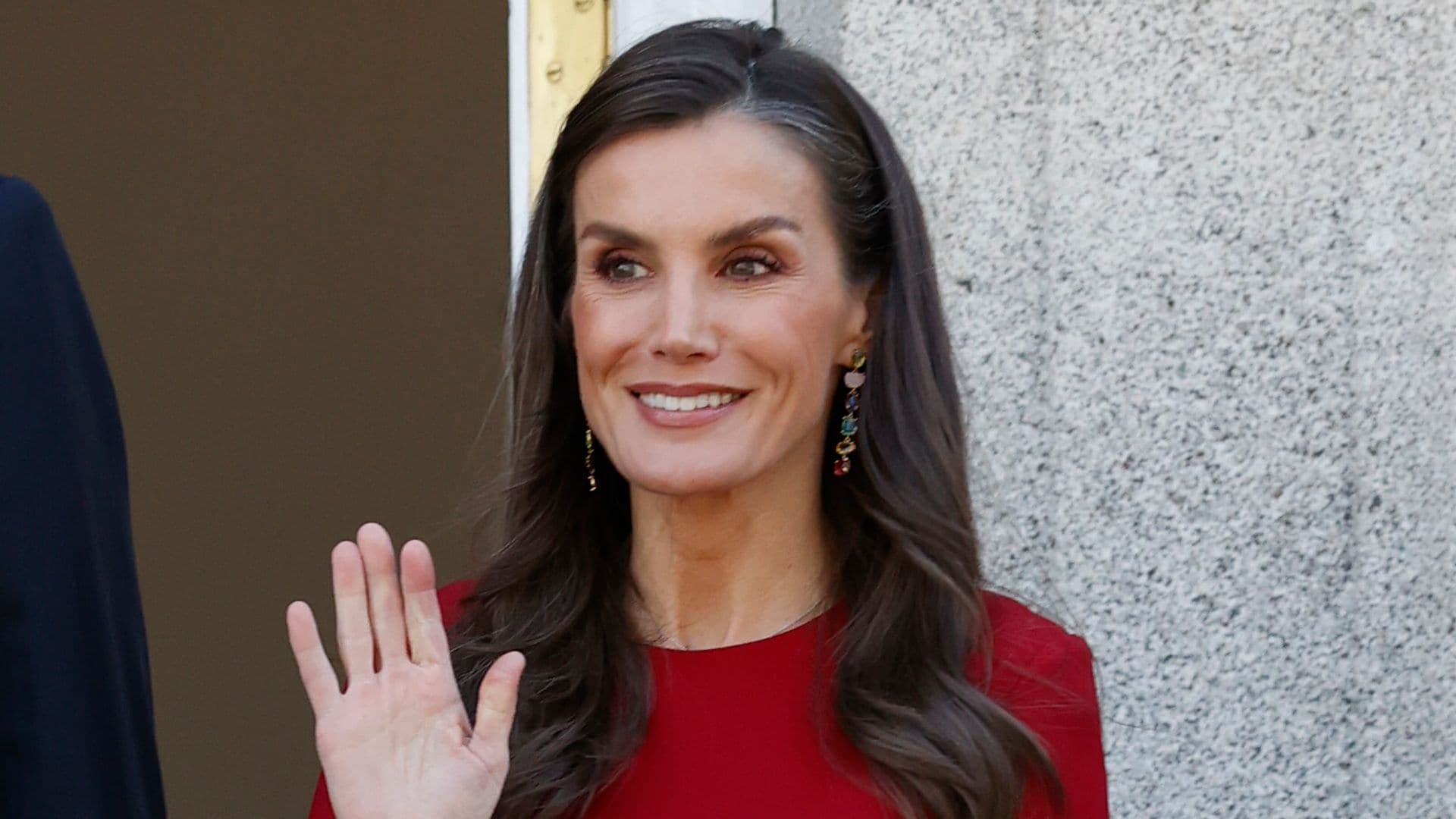 La Reina nos enseña por fin el vestido misterioso que llevó el pasado febrero para homenajear al rey Felipe