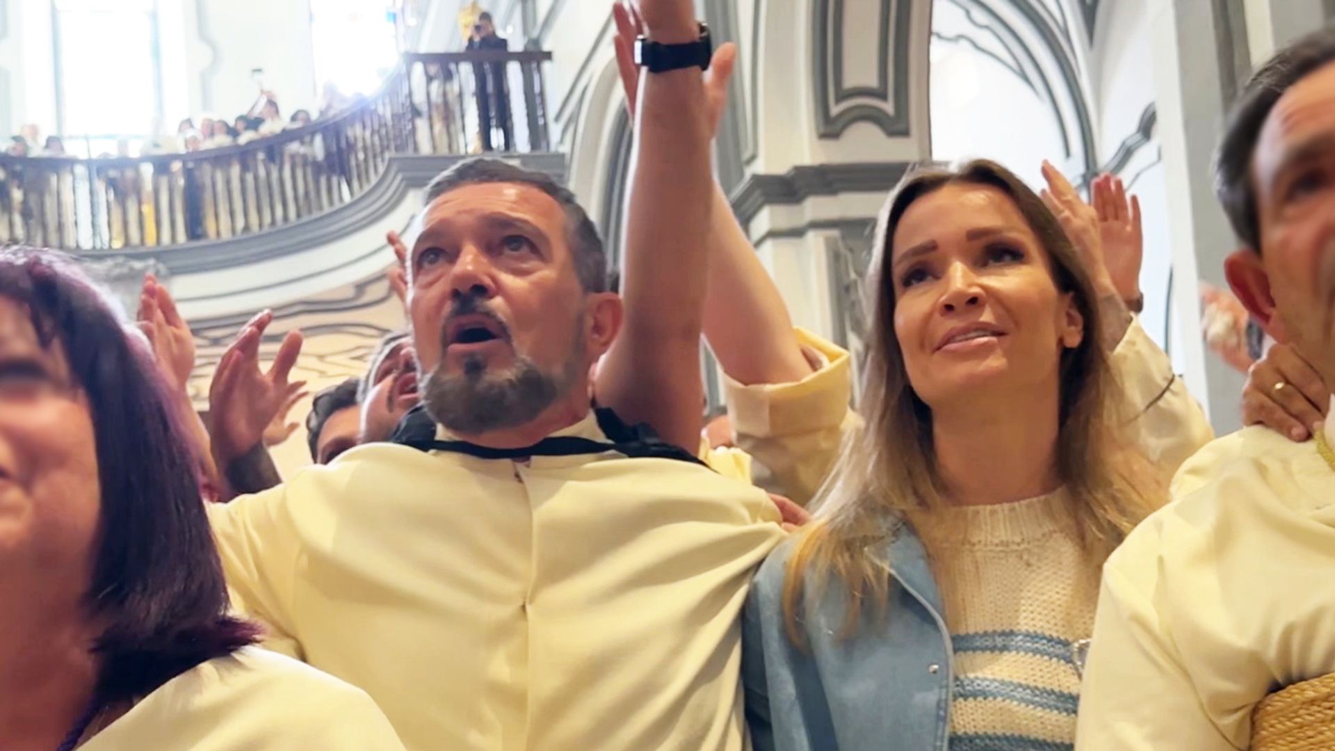 Antonio Banderas, desolado tras la cancelación de la procesión de su cofradía y arropado por Nicole Kimpel