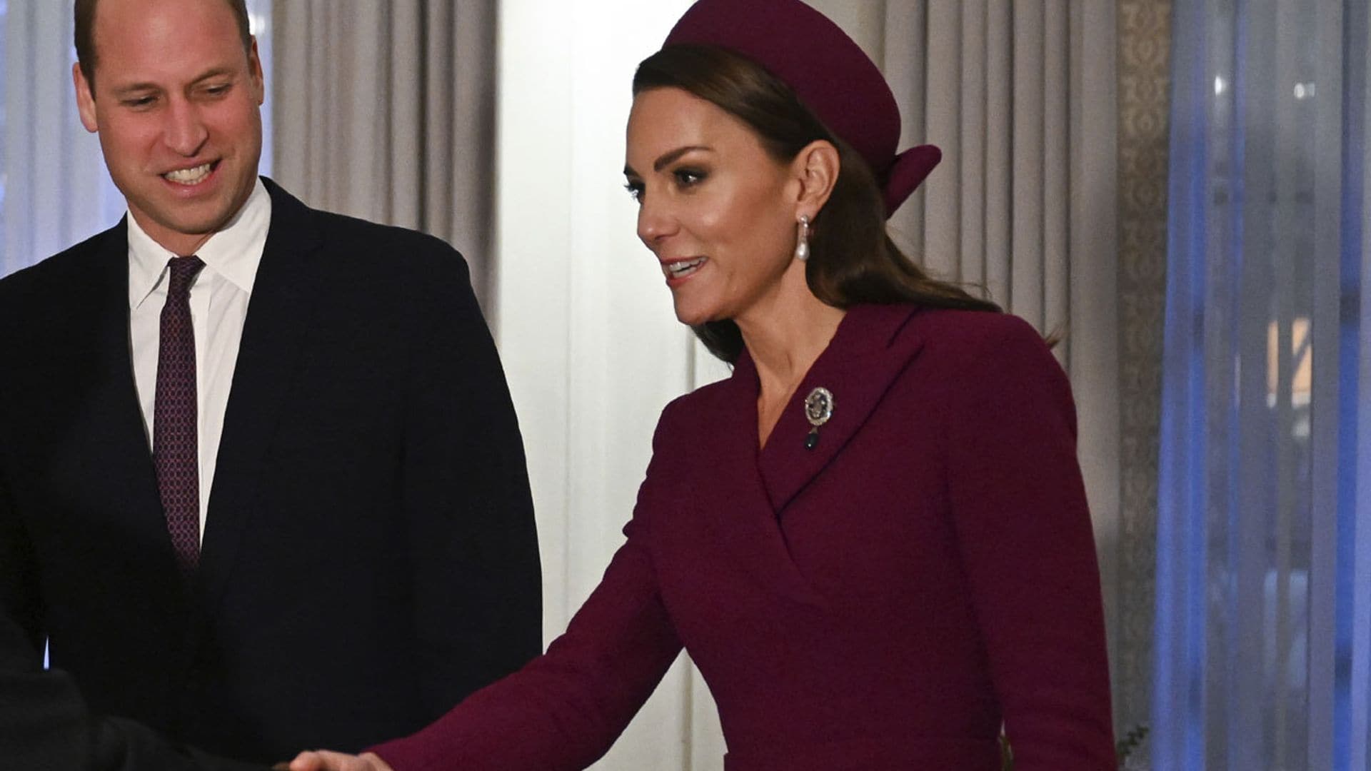 Kate rescata el histórico broche 'Príncipe de Gales' con un look burdeos de tocado y lazo