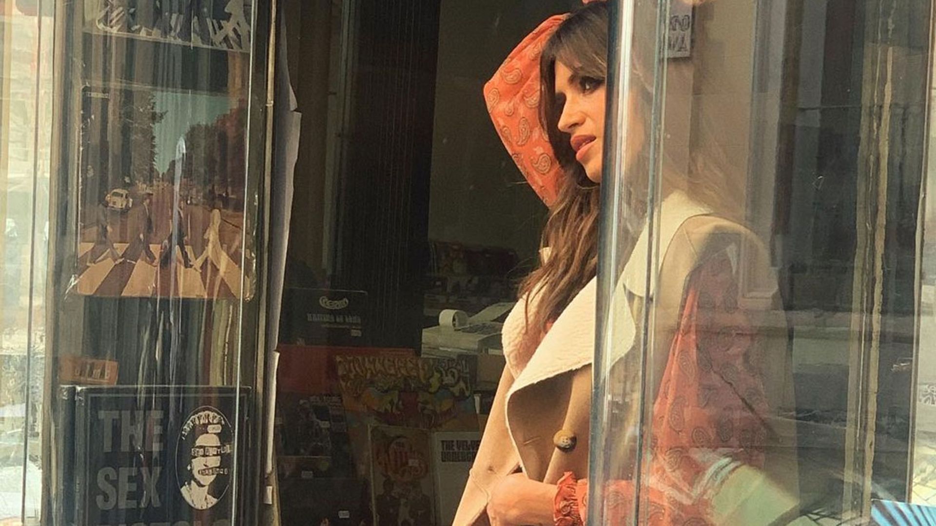 Copia el look sostenible de Sara Carbonero con un vestido estampado y el chaleco más versátil