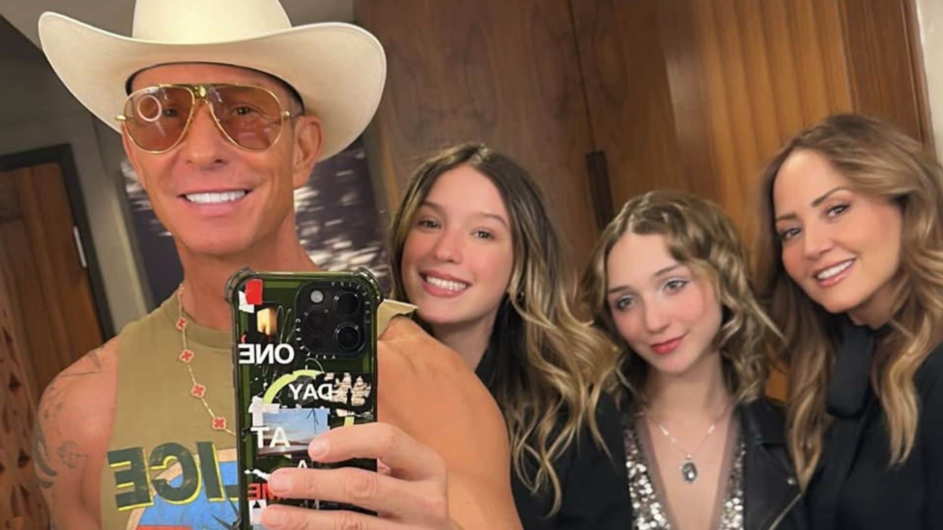 Andrea Legarreta y Erik Rubín, unidos para disfrutar una noche de concierto con sus hijas