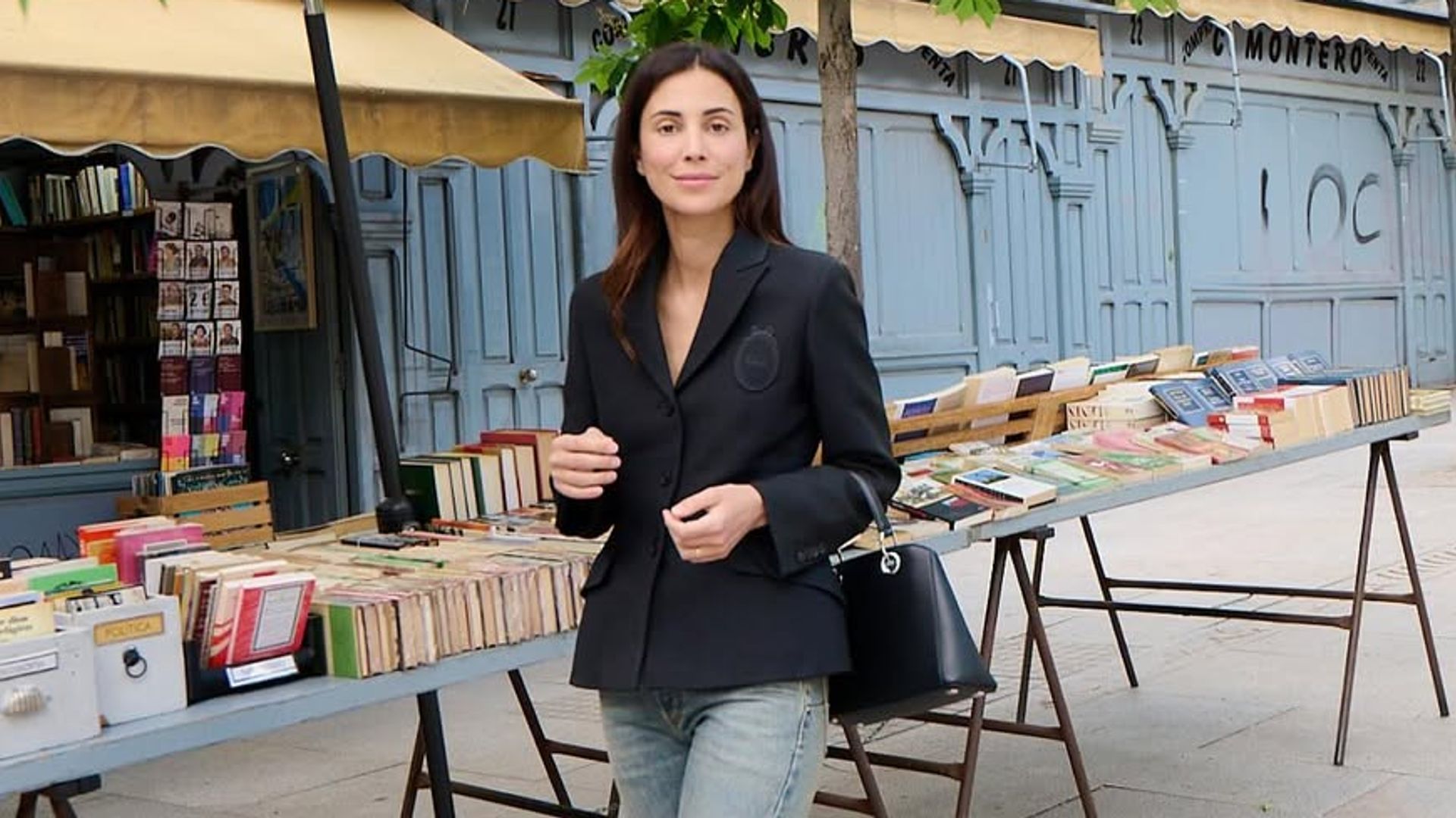 Sassa de Osma se enfunda en un look de tripe beneficio con vaqueros flare y chaqueta cintura de avispa