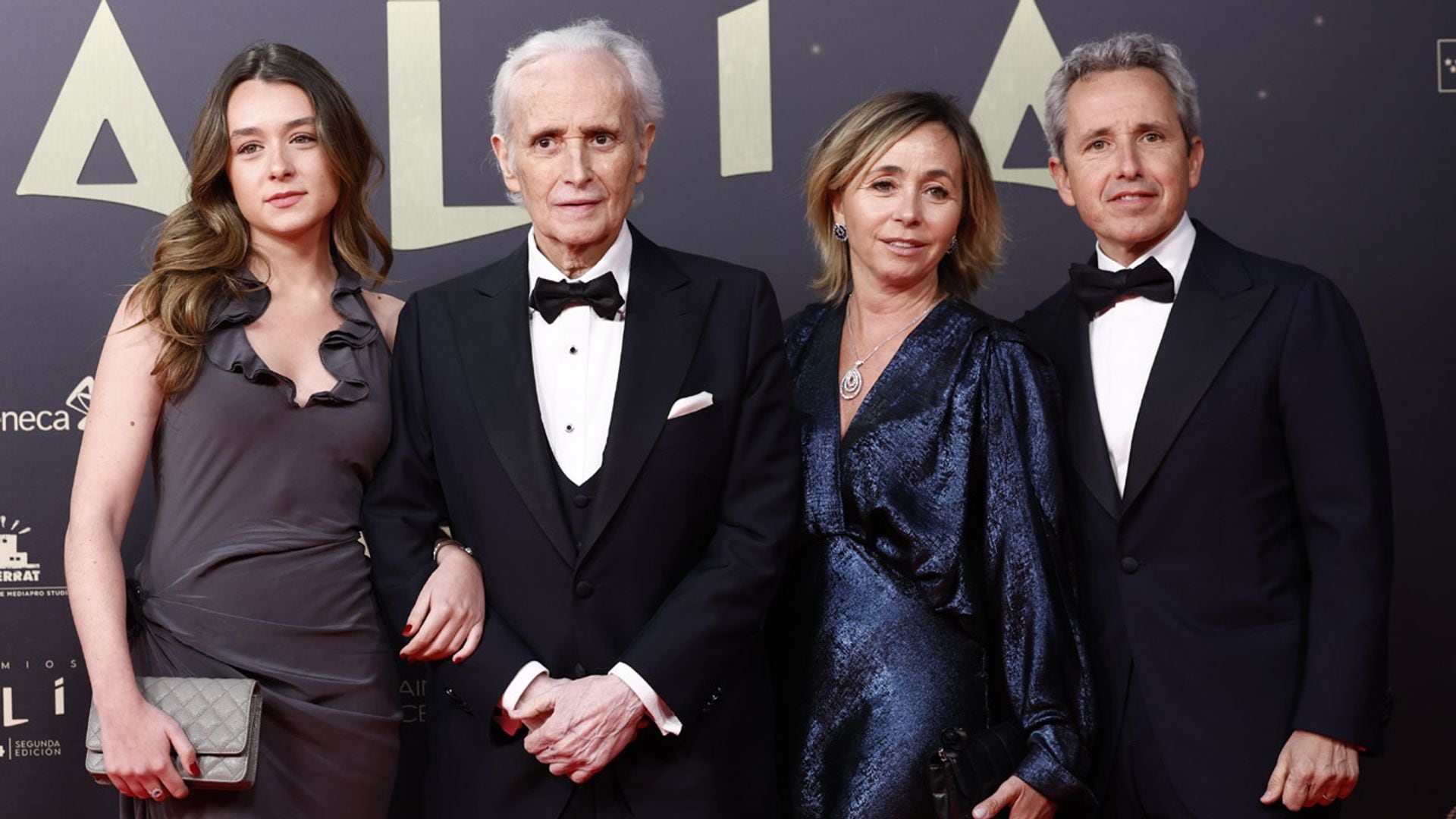 La emoción de Josep Carreras al recibir el premio Talía de honor arropado por su familia