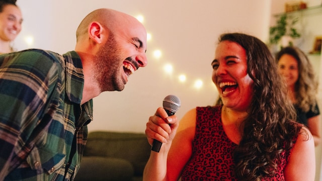 Unos amigos disfrutando de un karaoke en casa 