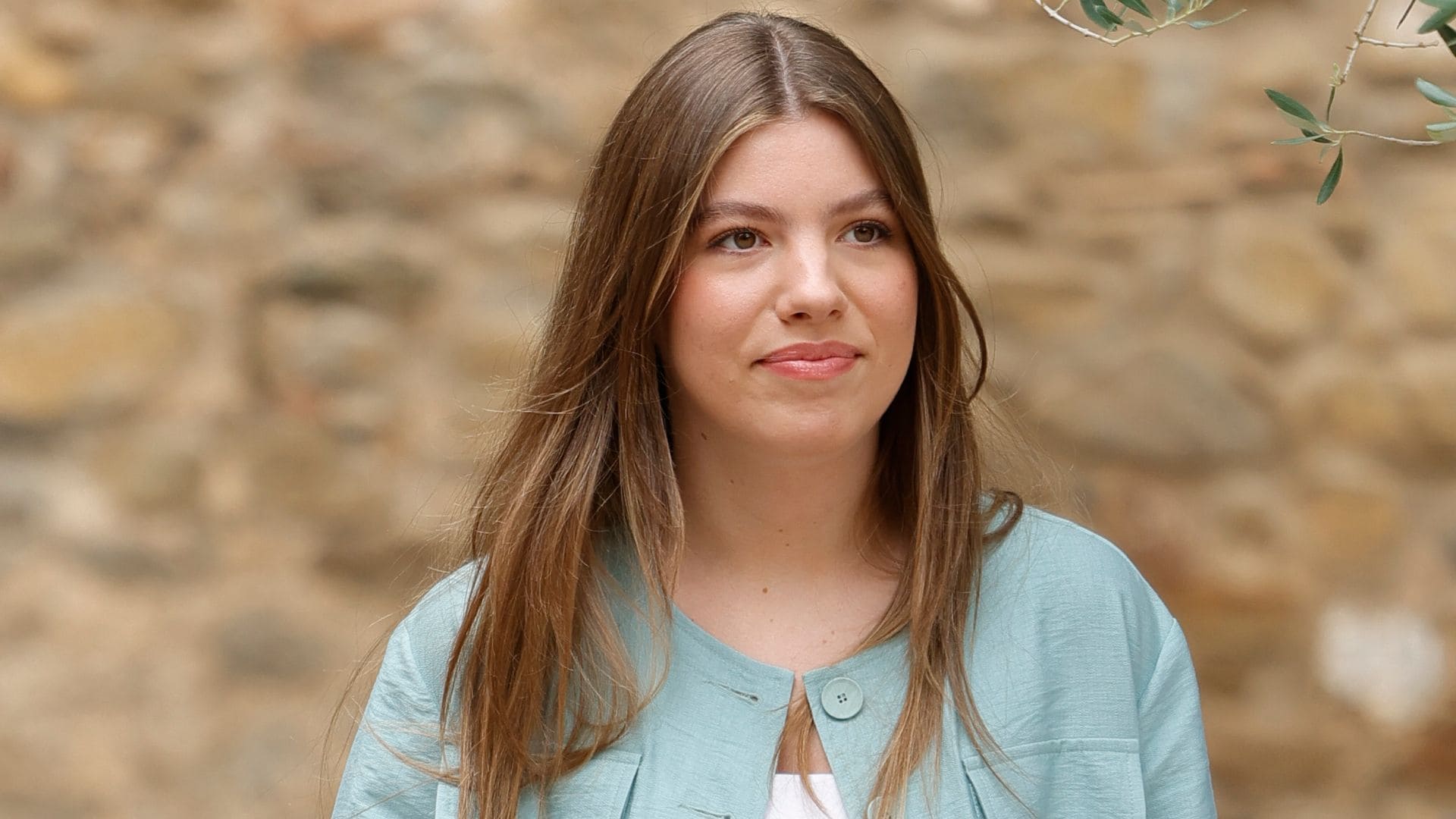 La infanta Sofía, la más moderna en Girona con su traje turquesa de chaqueta corta y 'culotte'