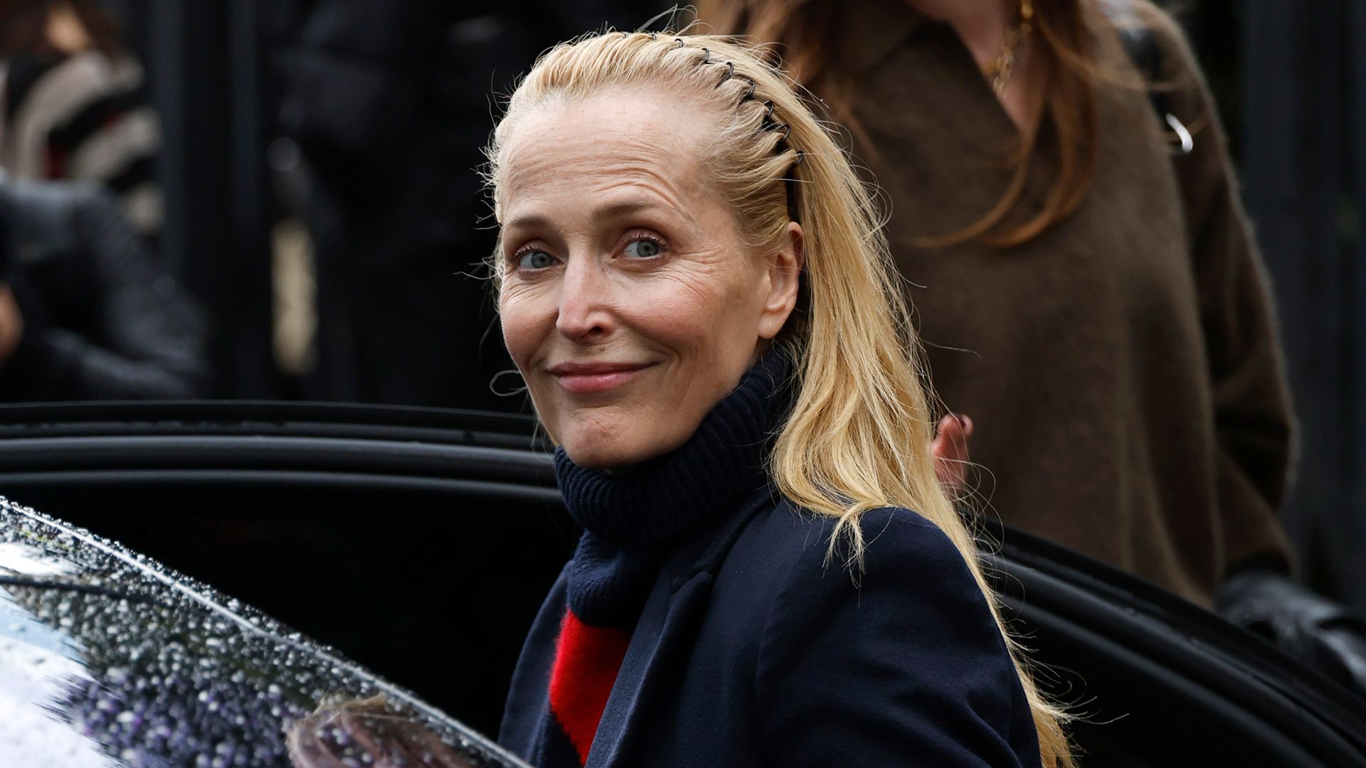 Gillian Anderson apuesta por el accesorio estrella de los 2000