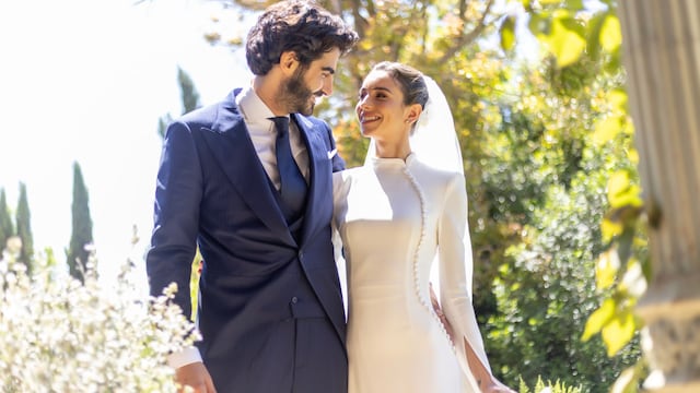Vestido de novia botonadura lateral Roberto Diz
