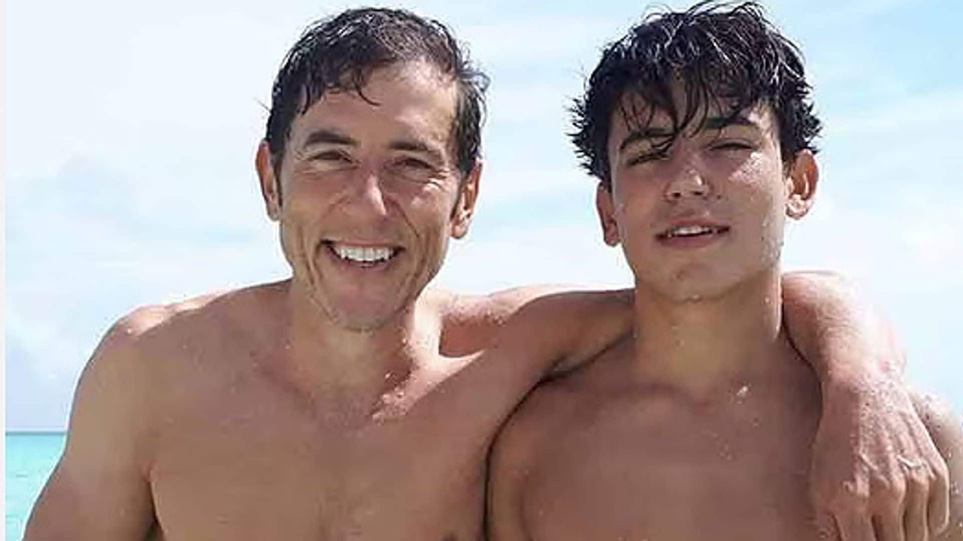 Así es el hijo veinteañero de Manel Fuentes que es su clon y que ha causado furor en televisión