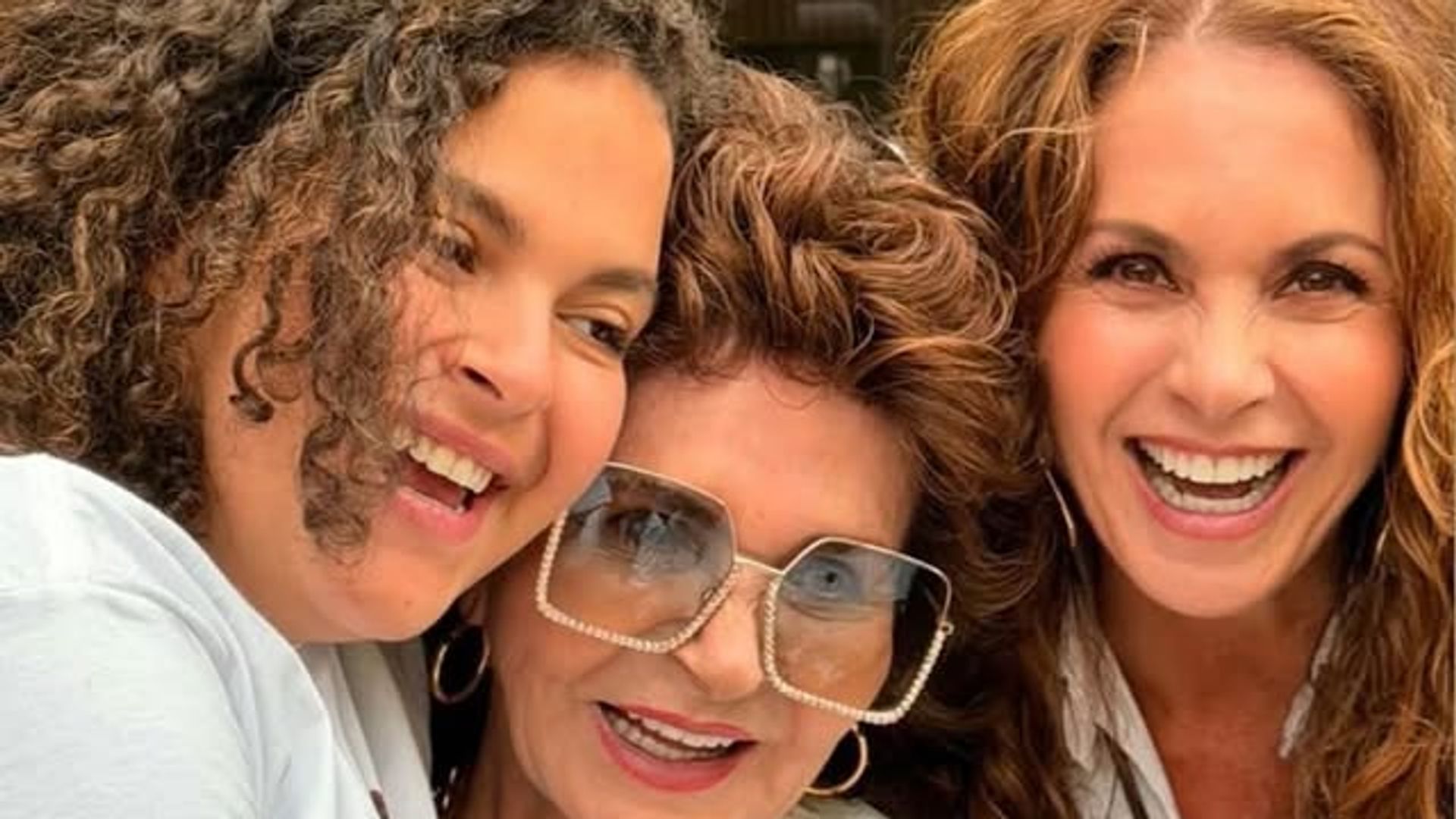Lucerito Mijares, Lucero León y Lucero Hogaza en el festejo de cumpleaños a la matriarca de la familia.