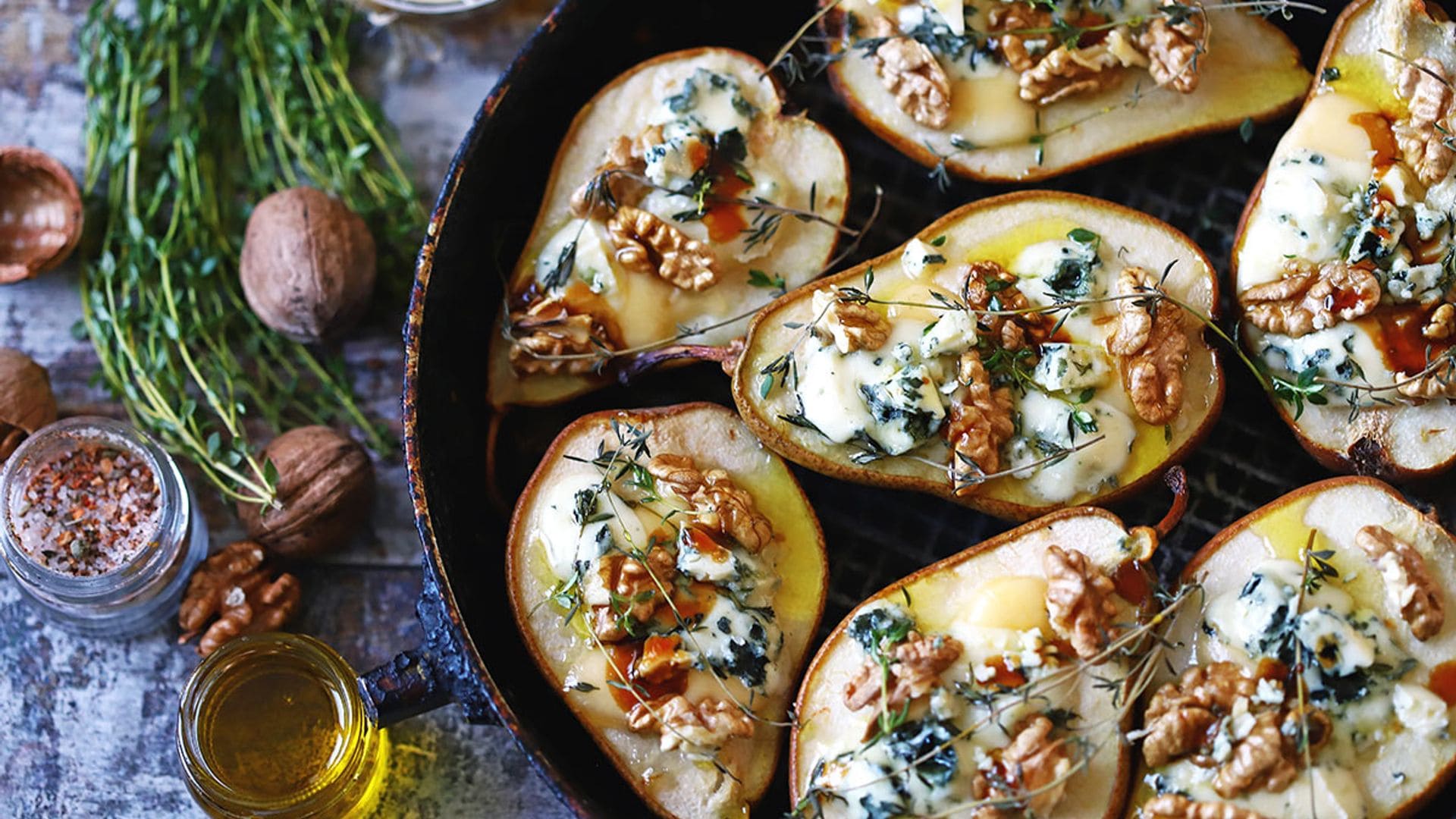 Peras al horno con queso azul, miel y hierbas