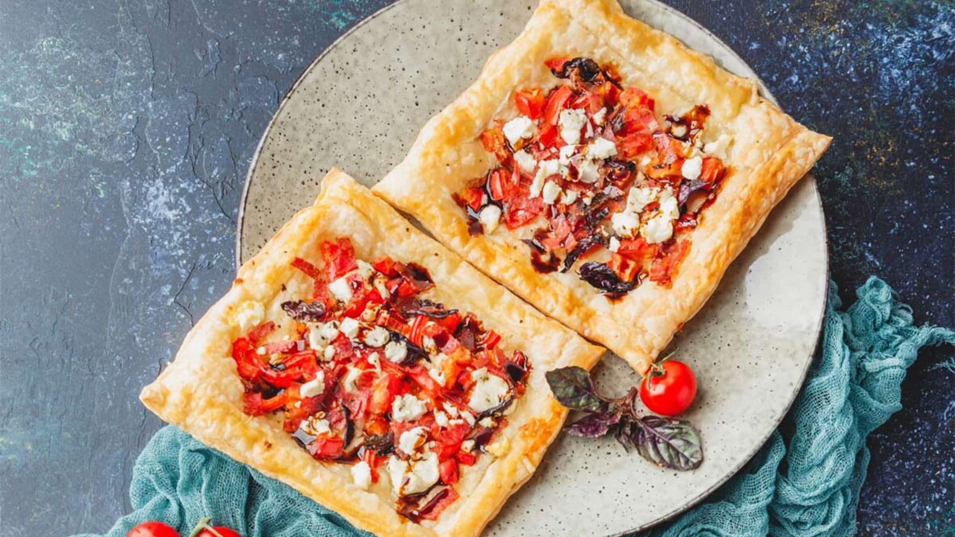 Tartitas de queso con tomate y pimiento rojo