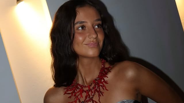 Victoria de Marichalar con look veraniego, collar de coral y piel bronceada