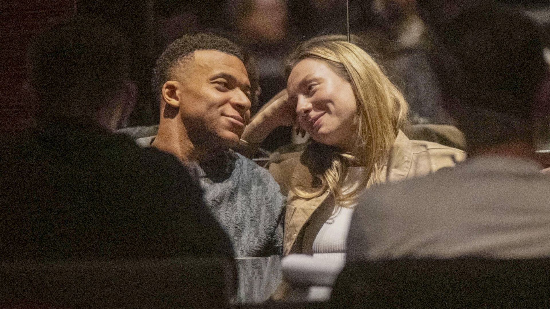 Kylian Mbappé y Ester Expósito fueron vistos juntos durante una salida nocturna en un restaurante en el marco de la Paris Fashion Week. La pareja se mostró cercana, compartiendo miradas y disfrutando posteriormente de una partida de bolos durante la noche del 13 de abril de 2026. 