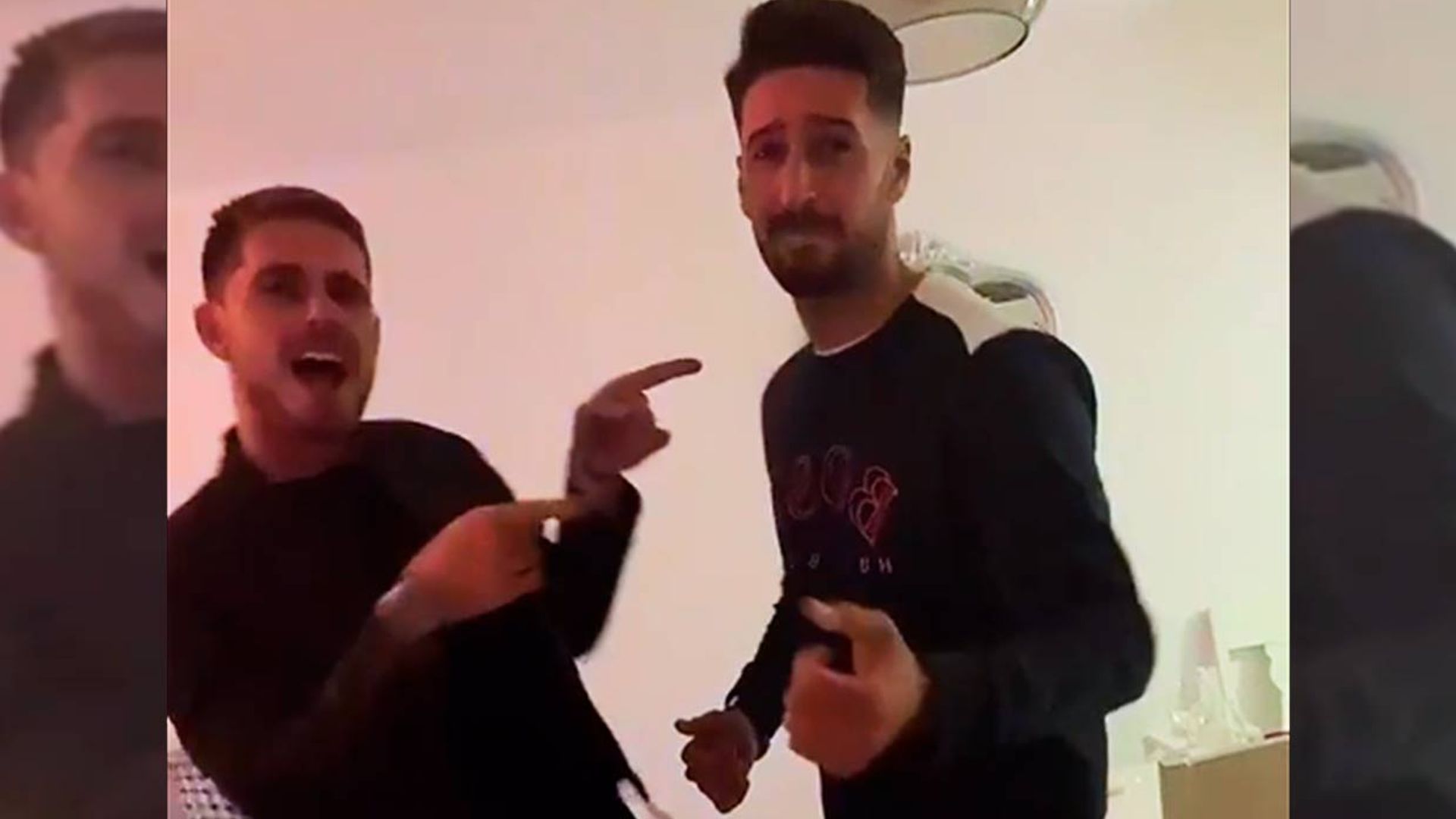 Tom y Lester demuestran que siguen siendo grandes amigos... ¡y compañeros de baile!