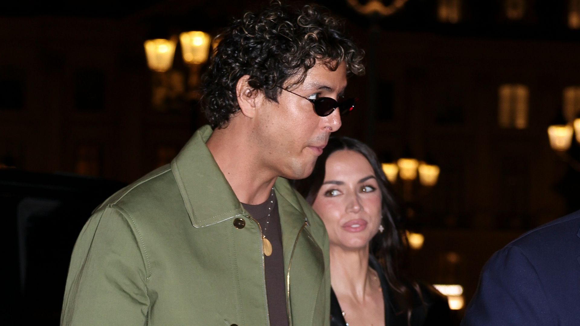 Ana de Armas y Beto Montenegro llegando al desfile de Louis Vuitton en la Semana de la Moda de París