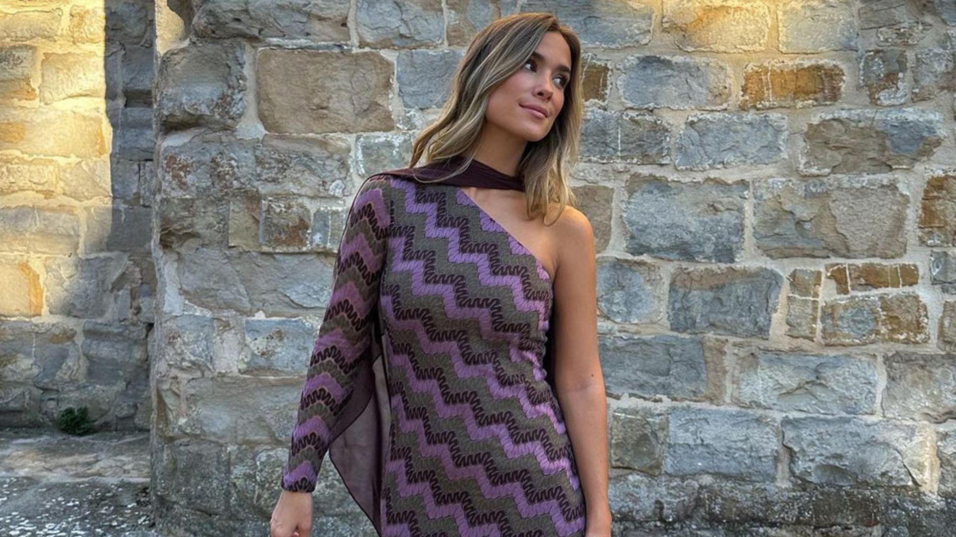 ¿Boda en otoño? Copia el truco de estilo de María Pombo para lograr el conjunto de invitada perfecto