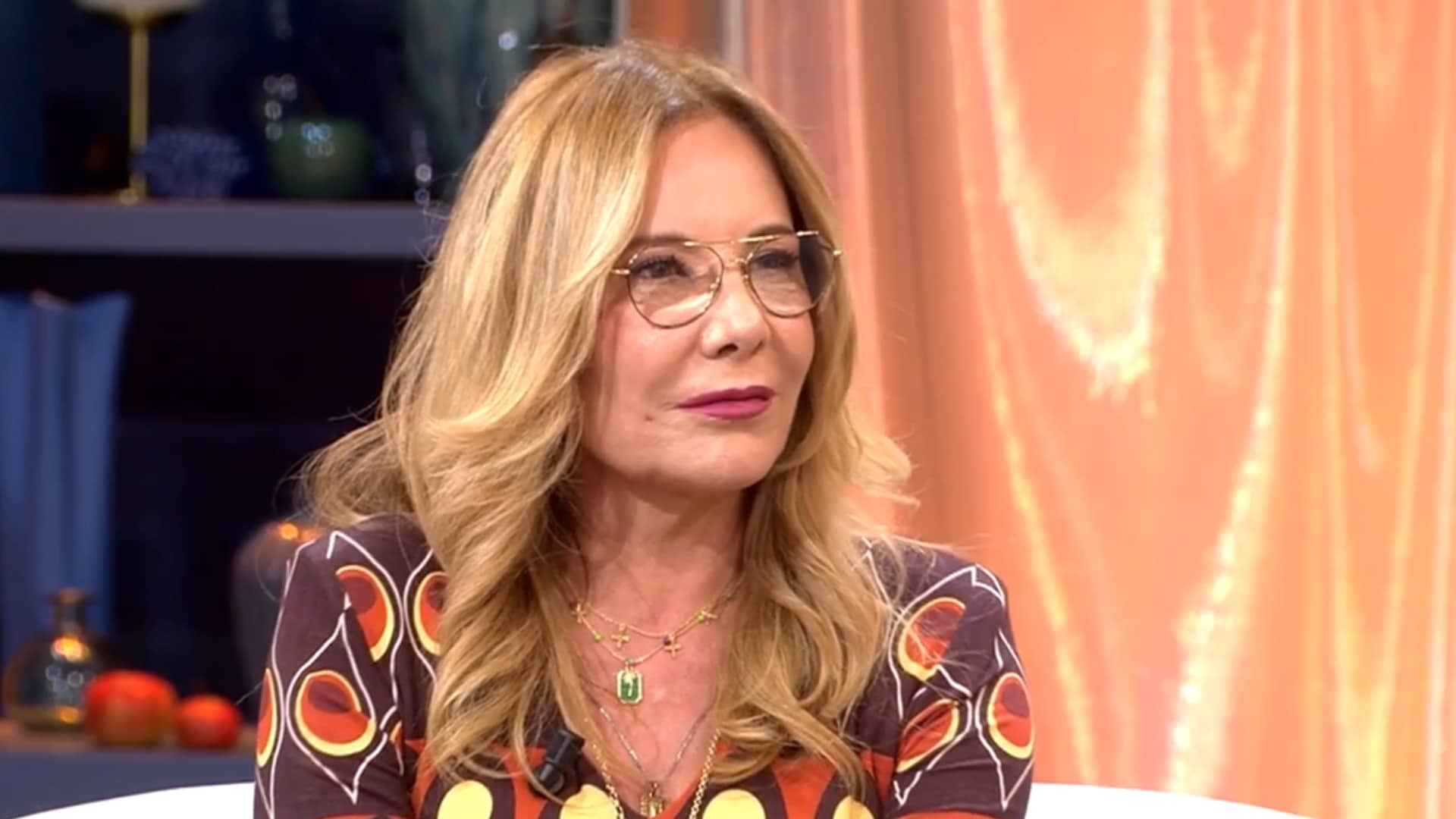 Plano medio de Belén Rodríguez en un programa de televisión