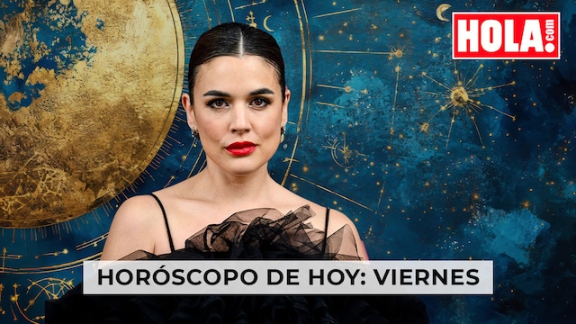 Adriana Ugarte en primer plano; de fondo la rueda del zodiaco