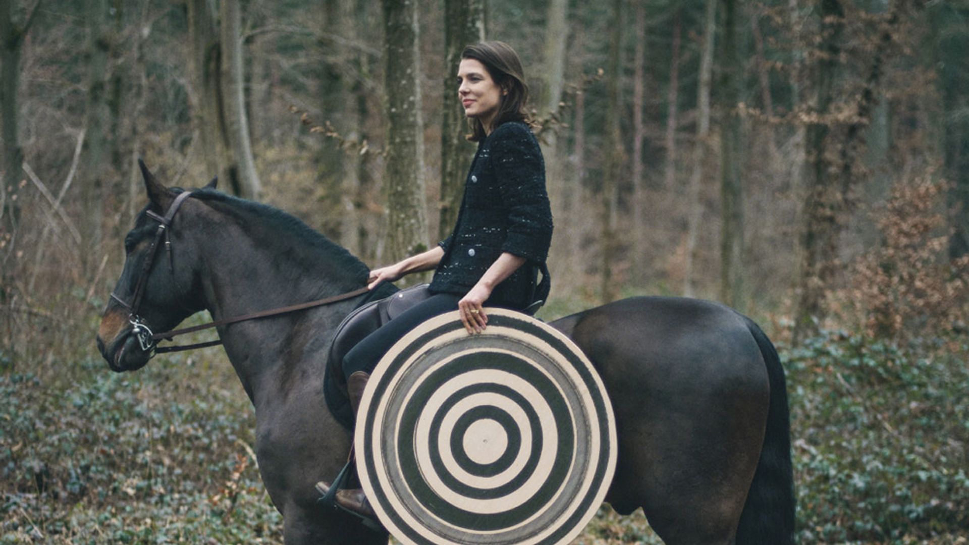 A caballo con una chaqueta-joya: Carlota Casiraghi protagoniza el sueño ecuestre de Chanel