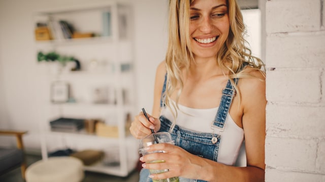 Mujer tomando un batido de espinacas