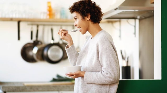 mujer comiendo
