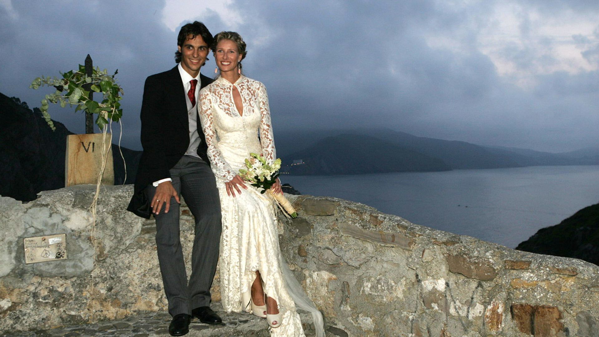 La boda de la presentadora Anne Igartiburu y el bailarín Igor Yebra se celebró el 10 de septiembre de 2004 en la emblemática ermita de San Juan de Gaztelugatxe, situada en la costa de Vizcaya (Bermeo)