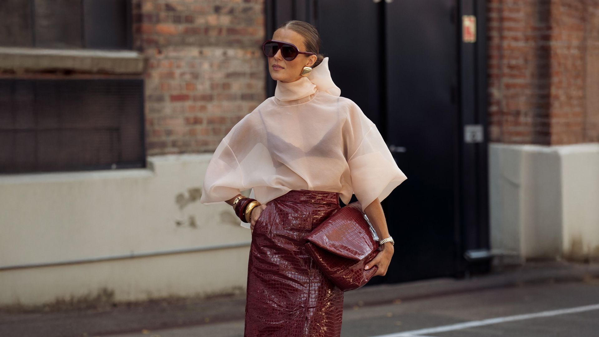 Estos 5 colores combinan genial con el burdeos y te ayudarán a crear looks mucho más elegantes