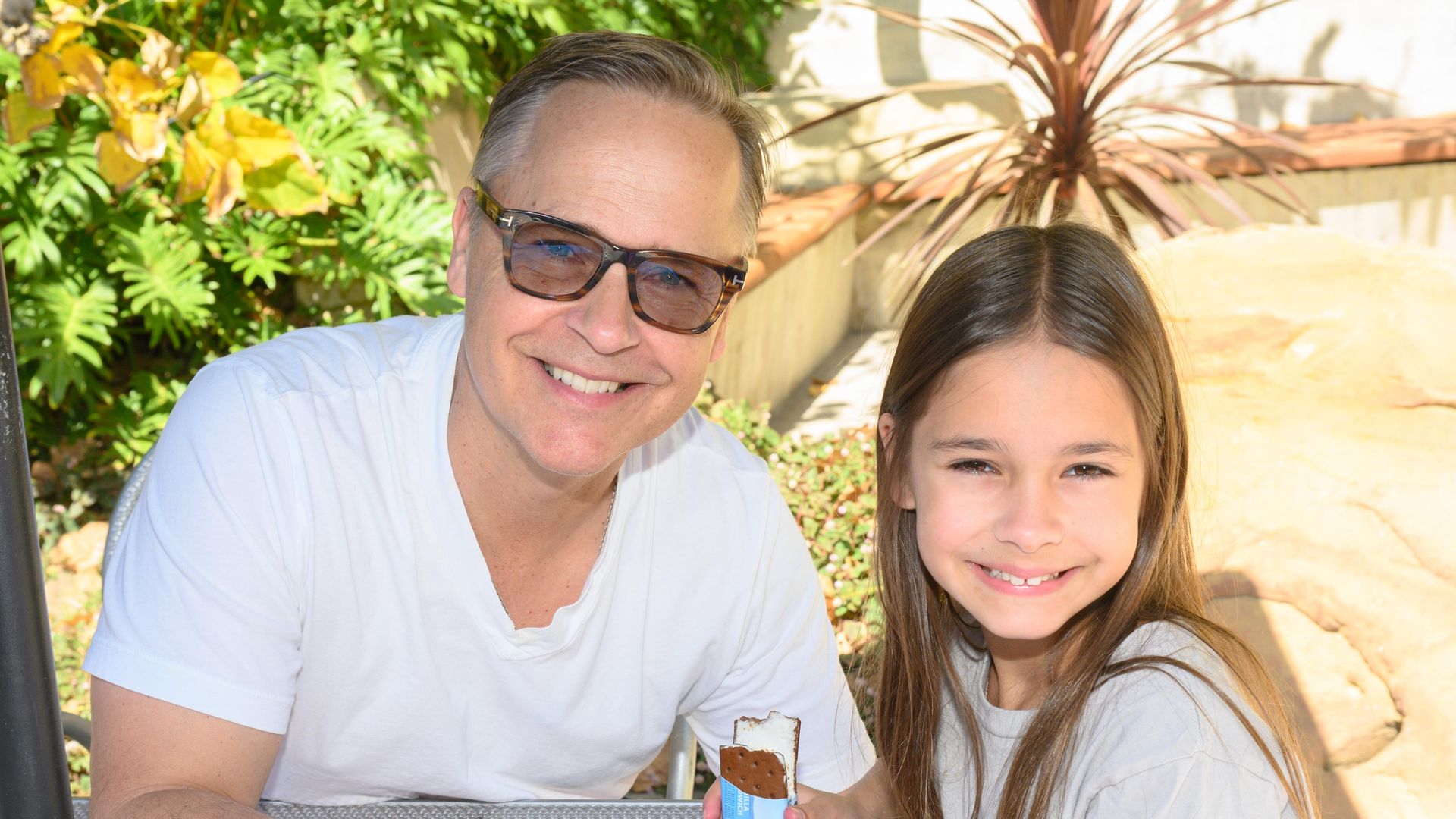 Chad Lowe y su hija Fiona, que ha fallecido a los 13 años dejando a toda su familia profundamente consternada