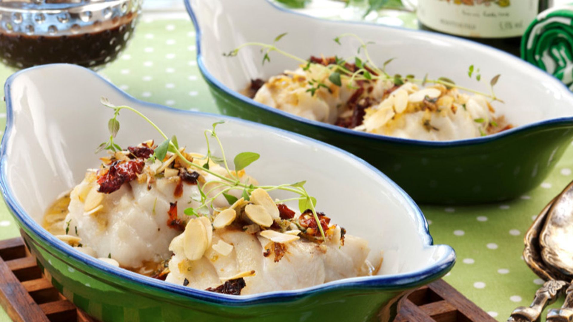 Bacalao Skrei con tomate, ajo y salsa de vino tinto