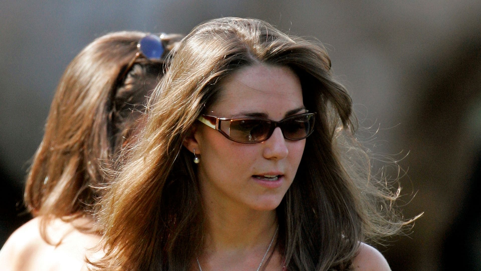 El vestido rojo con escote de Kate Middleton que inspira nuestros looks de verano