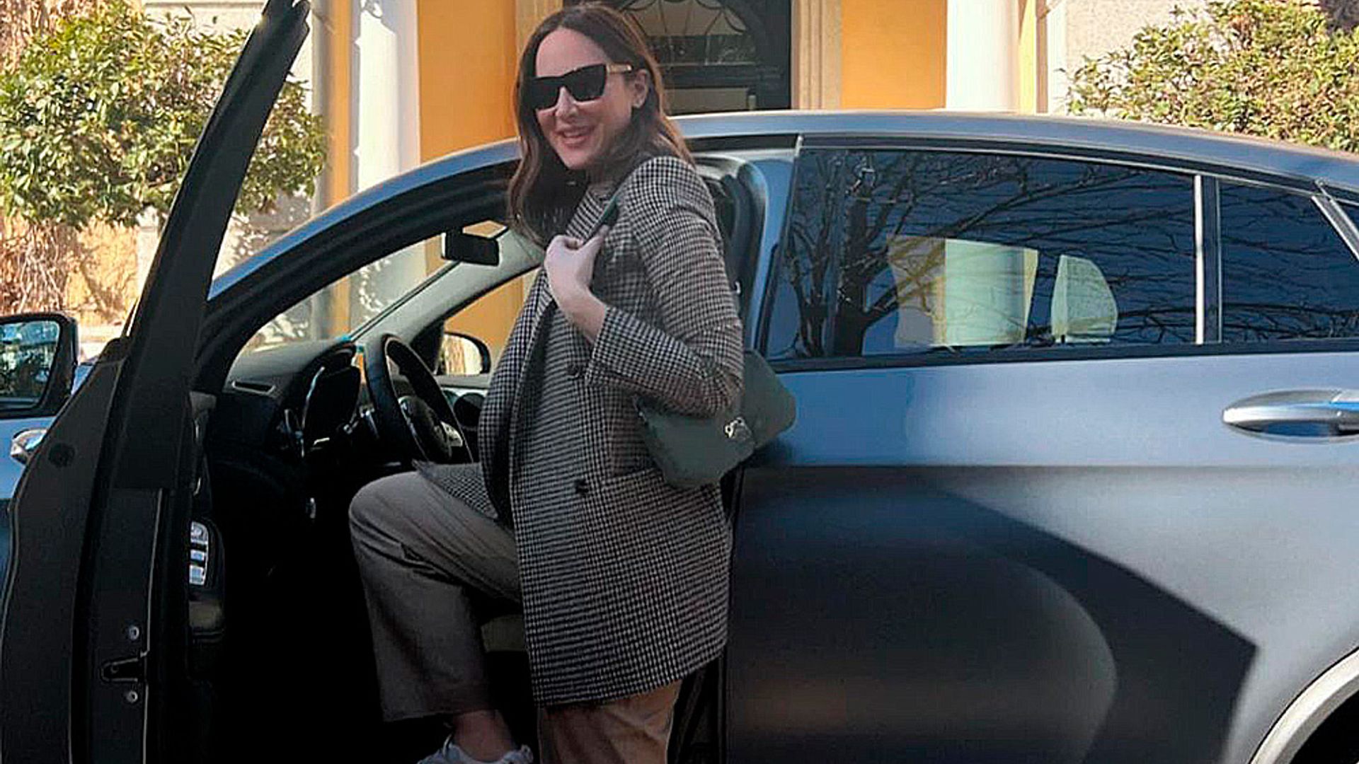 Las zapatillas de Tamara Falcó y otros modelos 'vintage' que logran un look de oficina perfecto